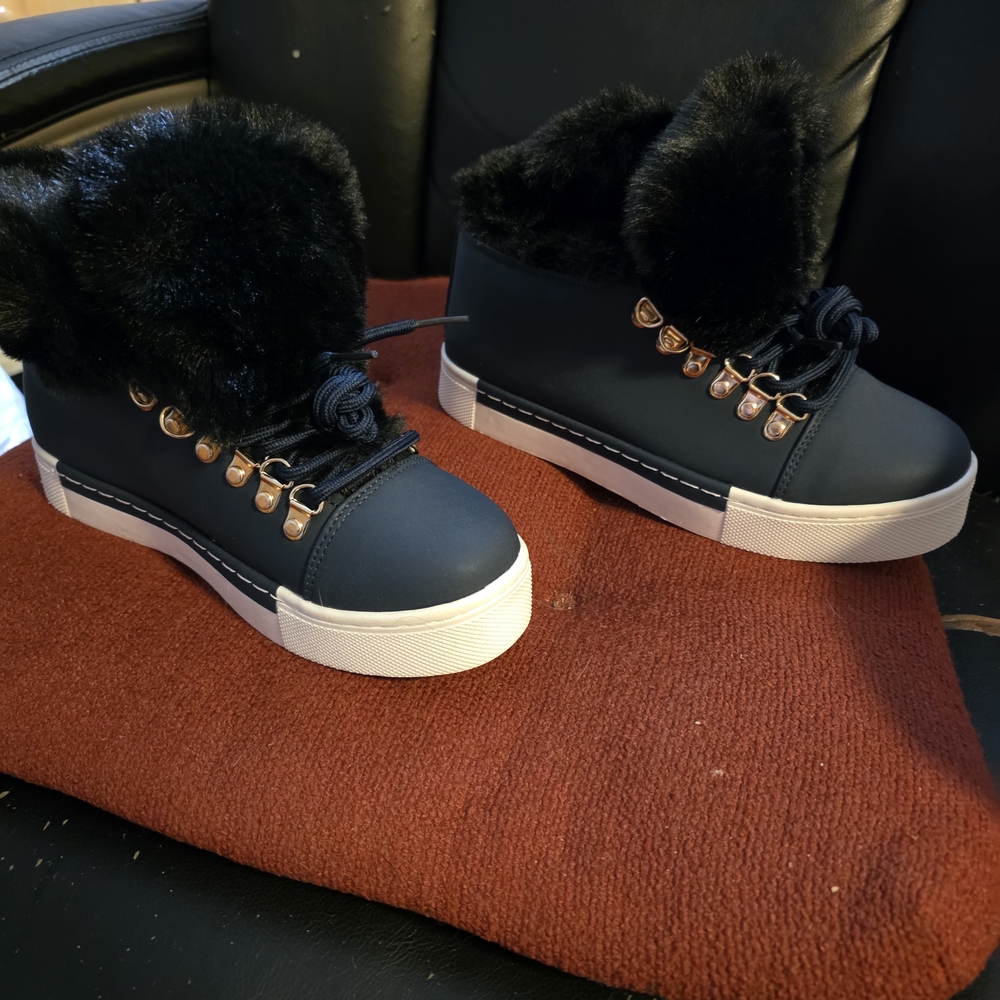 Women's Black Fur-Lined Sneakers